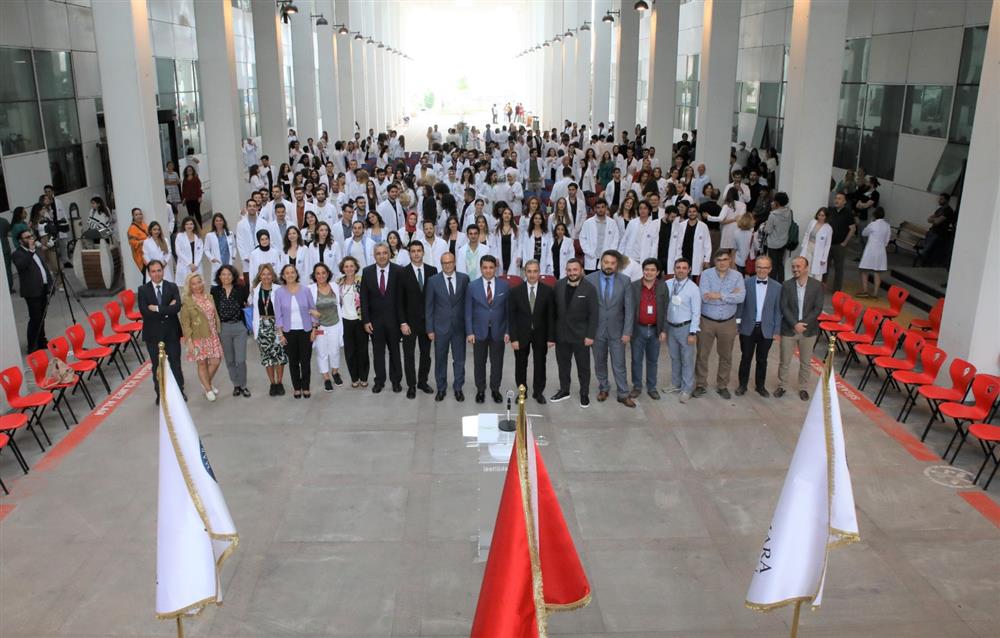 Marmara Üniversitesi Tıp Fakültesi 4. Sınıf öğrencilerimizin ‘’Önlük Giyme Töreni‘’ gerçekleştirildi.