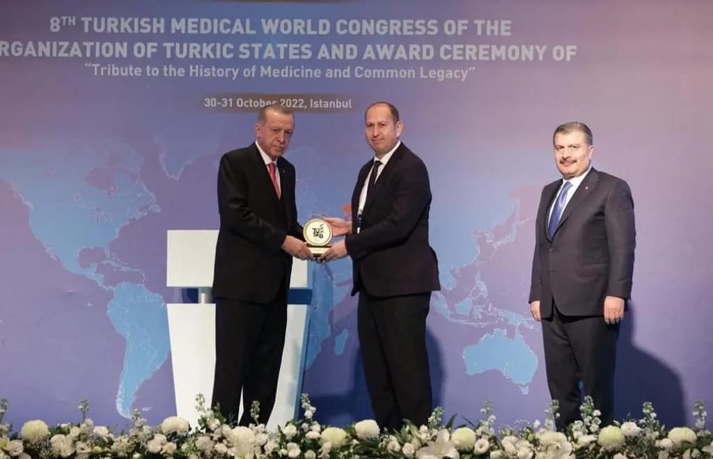 8. Türk Tıp Dünyası Kurultayı ve Tıp Tarihine/Ortak Geçmişe Vefa Ödül Töreni'nde 2022 TÜSEB ödülleri sahiplerini buldu. 